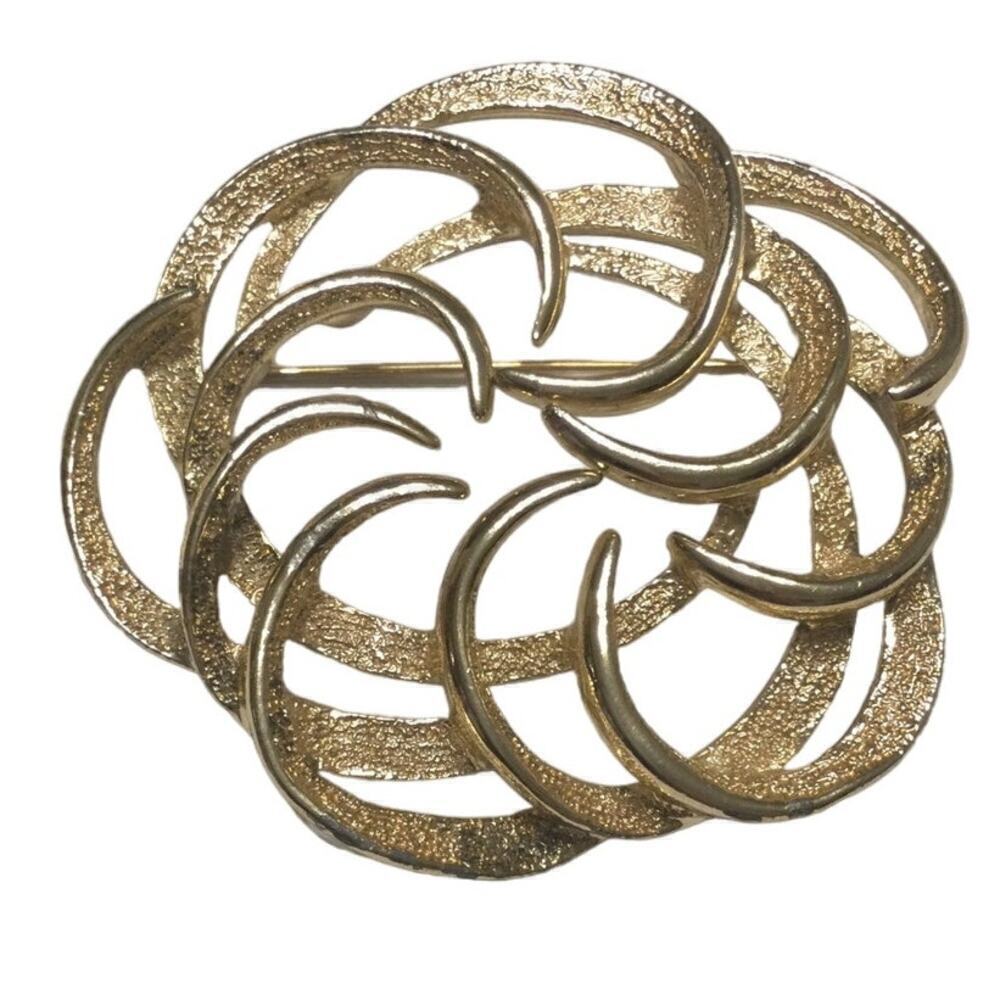 Vintage Sarah Coventry tailored swirl brooch gold tone pin signed MCM‎ retro 2"